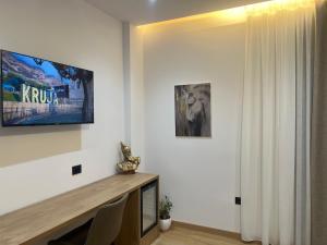 TV a/nebo společenská místnost v ubytování Skanderbeg Hotel
