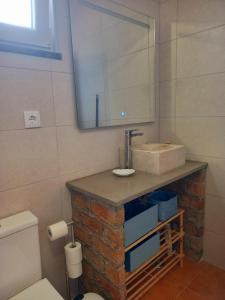 un bagno con lavandino e specchio di Vila Kuka 2 a Tavira Altre 16 foto