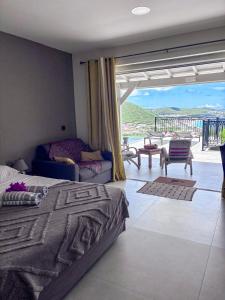 Uma vista geral da montanha ou uma vista da montanha a partir da casa de hóspedes