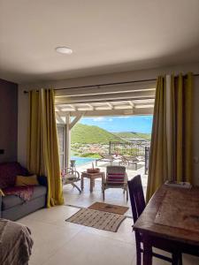 uma sala de estar com vista para um pátio em Ti Bay - Vue Mer spectaculaire & Piscine à débordement em Grand Case mais 24 fotografias