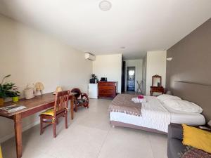 um quarto com uma cama e uma escrivaninha em Ti Bay - Vue Mer spectaculaire & Piscine à débordement em Grand Case