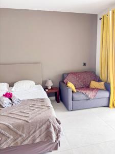 Uma cama ou camas num quarto em Ti Bay - Vue Mer spectaculaire & Piscine à débordement
