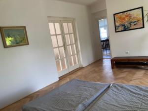 プラハにあるApartment Hanspaulkaのリビングルーム(ベッド付)