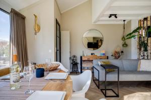 Posezení v ubytování Kluut I Prachtige Woning met Sauna en Openhaard