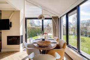 TV a/nebo společenská místnost v ubytování Kluut I Prachtige Woning met Sauna en Openhaard + 71 fotografií