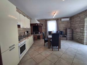 Kuchyň nebo kuchyňský kout v ubytování Holiday Homes in Rovinj/Istrien 11675 + 32 fotografií