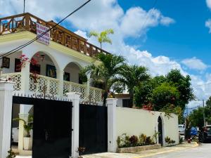 un edificio bianco con balcone sopra di Hotel vista del mar a Río San Juan