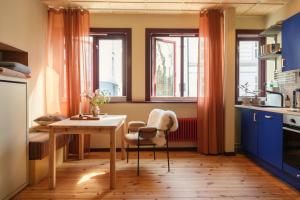 奥斯陆The Calm Studio的带桌子和椅子的小厨房