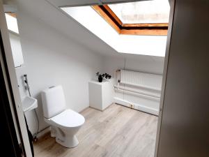 Fotografie z fotogalerie ubytování Upea Loft-asunto kattoikkunoilla Iittalassa junaradan vieressä v destinaci Hämeenlinna