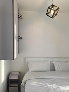 Ένα ή περισσότερα κρεβάτια σε δωμάτιο στο Legatus Cozy Studios Racecourse 1