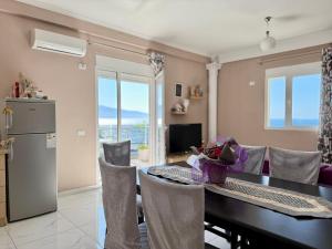 ヴロラにあるSpectacular SeaView Apartmentのテーブルと椅子のあるキッチンとダイニングルーム
