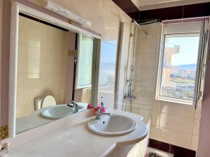 ヴロラにあるSpectacular SeaView Apartmentの洗面台が2つと大きな鏡があるバスルーム +43枚の写真