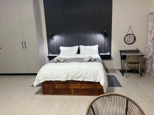 L&C Cottage tesisinde bir odada yatak veya yataklar