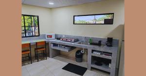 Una cocina con encimera y fregadero en una habitación. en Suite Nantli, en Antiguo Cuscatlán
