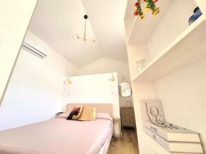 En eller flere senge i et værelse på Romantica Corte dei limoni Piscinas