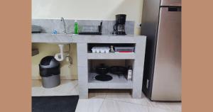 Una pequeña cocina con fregadero y refrigerador. en Suite Nantli, en Antiguo Cuscatlán 21 fotos más