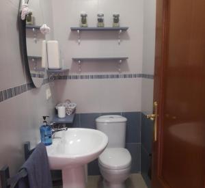 Koupelna v ubytování Vivienda Turística Ronda del Carmen