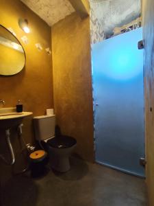 un bagno con un water e un lavandino di Flor do Cajueiro a Lençóis Altre 17 foto