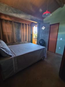 una camera da letto con un letto grande in una stanza di Flor do Cajueiro a Lençóis