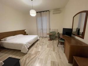 TV a/nebo společenská místnost v ubytování Hotel Clementi
