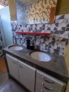 bagno con 2 lavandini e parete piastrellata di Flor do Cajueiro a Lençóis