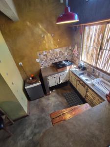 vista sul soffitto di una cucina con piano cottura e lavandino di Flor do Cajueiro a Lençóis