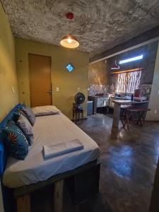 una camera da letto con un letto grande in una stanza di Flor do Cajueiro a Lençóis