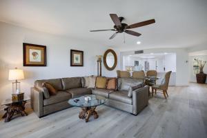Ruang duduk di Bandy Beach E101 - Beachfront 3BR Townhome