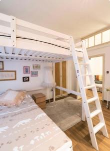 A bed or beds in a room at Central Apartment in Trastevere Még 26 kép