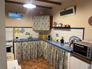 a kitchen with a blue counter top in a kitchen at Modica Blu Oceano in Modica