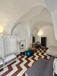 una stanza con un letto, una scrivania e uno specchio di Ostuni Piccola Dimora a Ostuni