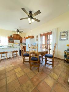 a kitchen and dining room with a table and chairs at El Ojo del Mar - Las Conchas in Puerto Peñasco