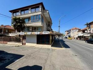 a building on the side of a street at Къща за гости Роси in Pomorie