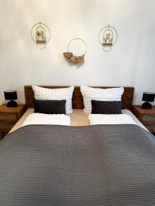 イルセンブルクにあるHarz Huus Apartment "Tanne"のベッドルーム1室(ベッド2台、壁に照明2つ付) +25枚の写真