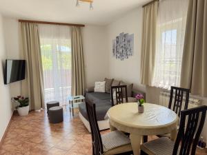 TV in/ali zabaviščno središče v nastanitvi Apartman 1