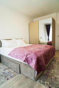 Mirandis Apartments - Modern Stays with Free Parking near Coresi Mall客房内的一张或多张床位