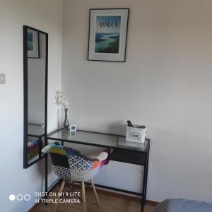 a desk with a chair in a room at Chambre vue parc chez l'habitant in Annecy