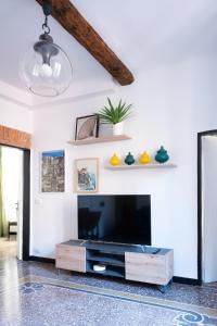 sala de estar con TV de pantalla plana en Designer apartment in the center of Genoa, en Génova