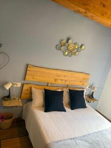 Ένα ή περισσότερα κρεβάτια σε δωμάτιο στο Apartamentos rurales Fuentefría +25 φωτογραφίες