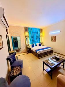 ein Hotelzimmer mit einem Bett und einem Tisch in der Unterkunft New Pakeeza Hotel in Lahore