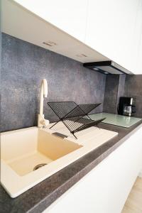 布拉索夫Mirandis Apartments - Modern Stays with Free Parking near Coresi Mall的相册照片