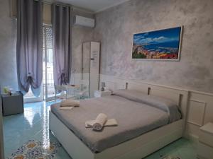 Posteľ alebo postele v izbe v ubytovaní Napoli central