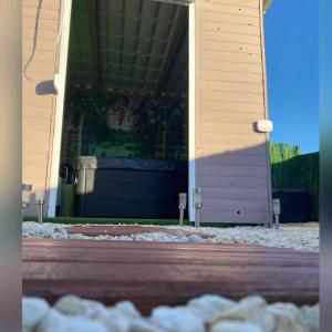 un bâtiment avec une porte violette dans une cour dans l'établissement location insolite nuit étoilée, à Bettaincourt-sur-Rognon