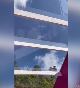 un reflet du ciel dans la fenêtre d'un bâtiment dans l'établissement location insolite nuit étoilée, à Bettaincourt-sur-Rognon