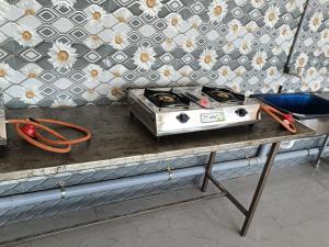韦洛尔SAlBALA LODGE - AC ROOMS WITH COOKING FACILITIES Near CMC的桌子上带炉灶的台面