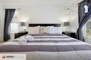 une chambre avec un grand lit avec des serviettes dessus dans l'établissement Private Pool Oasis with King Bed, à Kissimmee
