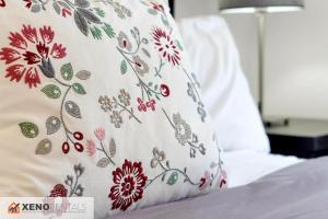 - un oreiller avec un motif floral sur le lit dans l'établissement Private Pool Oasis with King Bed, à Kissimmee