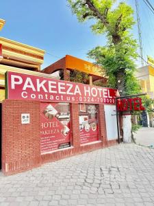 ein Gebäude mit einem Schild für ein Hotel in der Unterkunft New Pakeeza Hotel in Lahore + 72 Fotos