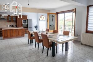 Kuchyň nebo kuchyňský kout v ubytování Great Villa Philipi