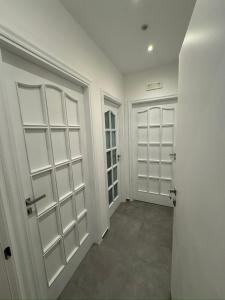 Elle comprend un dressing avec des portes et un couloir. dans l'établissement VK Rooms, à Bari